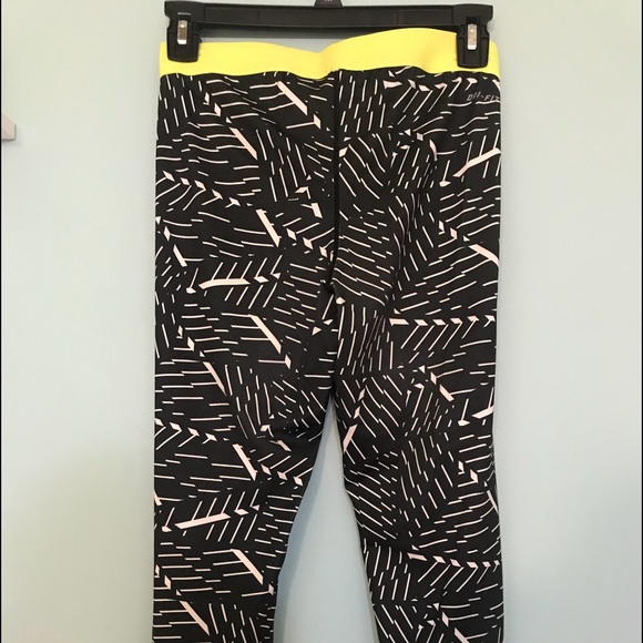 Nike Pro Combat Capri Women’s - Picture 2 of 3